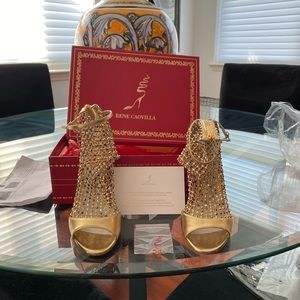 This shoes r in excellent condition. The receipt is still in the box. Size 8.